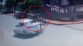 Nas imagens é possível ver o motociclista avançar o sinal de pare obrigatório na via, e em seguida atingindo o carro que cruzava a pista