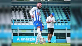 Alan Calbergue quer mostrar o seu futebol para Brigatti. 