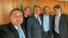Na imagem, é possível ver a arma de fogo na cintura do parlamentar 