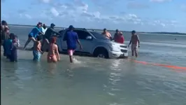 Imagem ilustrativa da notícia Vídeo: carros atolam em Salinas e são engolidos pelo mar