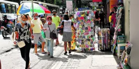 A quantidade de barracas e carros que ocupa as calçadas se torna um problema para quem precisa circular pelas mesmas.