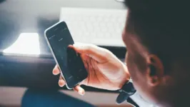 A doença está associada ao uso excessivo de celular ou computador. 