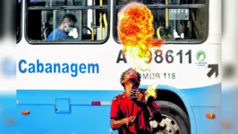 Edvaldo, 34 anos, trabalha com pirofagia na avenida Almirante Tamandaré