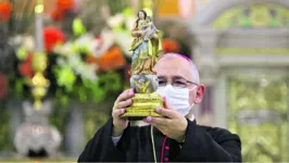 O arcebispo de Belém Dom Alberto Taveira, com a imagem original