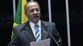 Imagem ilustrativa da notícia Barroso
afasta senador flagrado com dinheiro entre as nádegas