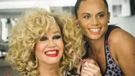 Jane ao lado de Silvero Pereira, o Nonato na novela de Glória Perez