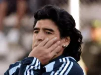 Imagem ilustrativa da notícia Maradona "está confuso" e deve permanecer internado