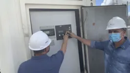 Durante a visita, o ministro acionou um dos geradores termoelétricos que irão auxiliar no restabelecimento total da energia elétrica.