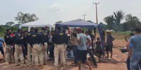 Imagem ilustrativa da notícia Indígenas
pró-garimpo destroem equipamento de TV americana no Pará