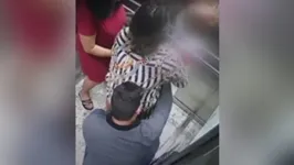 Câmeras de segurança do elevador registraram o nascimento da criança.