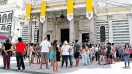 Do lado de fora da Basílica, fila para conseguir se aproximar da imagem original de Nossa Senhora