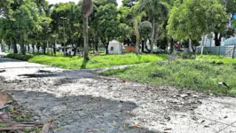 Na praça Dom Pedro II, uma reforma interminável deixou o local completamente destruído