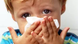As crianças podem apresentar os primeiros sintomas após os dois anos de idade. 