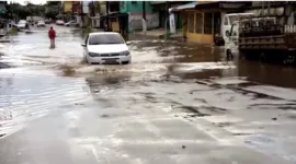 Imagem ilustrativa da notícia Após chuva, população sofre com o alagamento do canal da Mauriti pela manhã