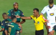 Dewson Freitas foi um dos personagens do duelo entre América e Cruzeiro, no Horto. 