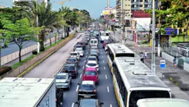 Em frente ao Bosque, na Almirante Barroso, o congestionamento começa de tarde e vara pela noite