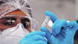 No Brasil, há vários testes de vacina contra a doença e duas estão em pesquisas avançadas