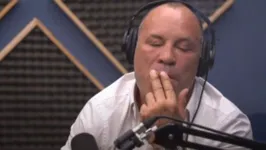 O lutador Wanderlei Silva e o cigarro que causou a polêmica.