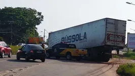 Baú ocupou duas faixas da rodovia após se soltar da cabine.