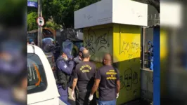 A vítima estava na parada de ônibus quando encostou em uma das partes externas do trailer. Ela morreu no local.