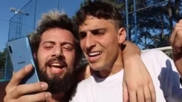 Cartolouco e Felipe Prior em vídeo juntos; ex-BBB torceu pelo jornalista em A Fazenda 12.