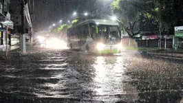 Temporal que caiu no meio da noite, em Belém, alagou novamente várias ruas e trouxe dor de cabeça para motoristas e moradores

