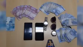 Com os suspeitos foram apreendidos dois celulares, dois relógios, um óculos e uma quantia em dinheiro que seriam roubados da casa. 