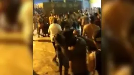 Imagem ilustrativa da notícia Briga gigantesca em baile funk acaba em mortes; vídeo com imagens fortes