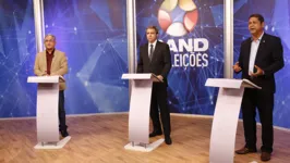 Os candidatos durante debate da RBA TV