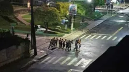 Bandidos torturaram as vítimas e as fizeram como escudo humano durante ação.