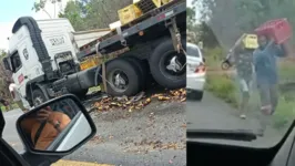 Mercadoria foi saqueada por moradores da proximidade