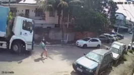 Mulher conseguiu escapar de ser atropelada por um caminhão de lixo desgovernado. 