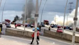 Nas imagens que já estão circulando nas redes sociais, é possível ver uma grande fumaça preta saindo do veículo.