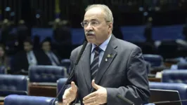 O senador está sendo cobrado pelos colegas de parlamento