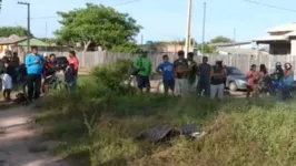 Segundo moradores que encontraram o corpo, a presença de urubus na área de mata chamou a atenção. 