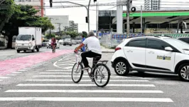 Quem passa pelo local não se sente seguro para atravessar a via

