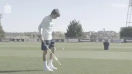Imagem ilustrativa da notícia Joia do Barça mostra habilidade com bolinha de golfe