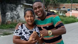 Artista publicou um vídeo comemorando  ao lado da mãe a recuperação do canal