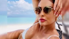 Juliana Paes empinou o bumbum perfeito, abriu o sorrisão e recebeu uma enxurrada de elogios. 