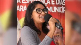 Imagem ilustrativa da notícia Emoção e salva de palmas marcam traslado do corpo de Leila Arruda para Curralinho; veja vídeo