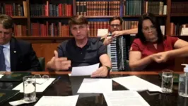 Imagem ilustrativa da notícia Bolsonaro
nomeia sanfoneiro e diz que demitiu ministro do Turismo porque 'houve excesso’