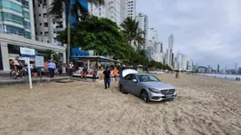 Imagem ilustrativa da notícia Carro
de luxo invade praia e atola na areia em SC