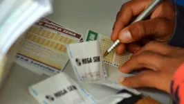 Imagem ilustrativa da notícia Ninguém acerta a Mega-Sena e prêmio principal acumula em R$ 7 milhões