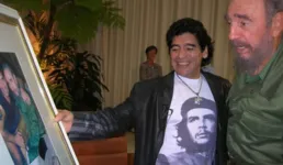 Maradona e Fidel. O craque sempre se mostrou ao lado dos revolucionários.