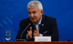 Ele entrou com passaporte diplomático no momento em que as fronteiras para brasileiros estavam fechadas