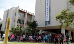 Comunidade acadêmica realizou protesto na manhã de hoje (8), exigindo que seja cumprido o procedimento legal de nomeação do reitor e vice.