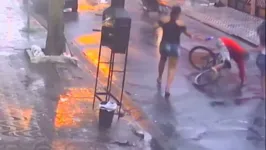 Mulher derrubou o ladrão após arremessar um guarda-chuva em sua direção.