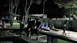 As famílias reclamavam da precariedade na iluminação do local

