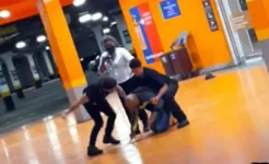 Um vídeo mostra as imagens chocantes da agressão.