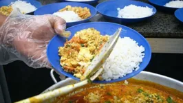 A merenda era distribuída por um grupo de pessoas que usava uma lancha voadeira